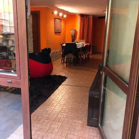 In Villa, 3 Minutes Walk, 3 Minuti A Piedi *