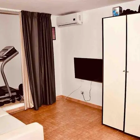 In Villa, 3 Minutes Walk, 3 Minuti A Piedi Appartement *