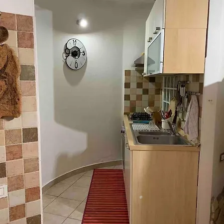 In Villa, 3 Minutes Walk, 3 Minuti A Piedi Apartamento Su Forti