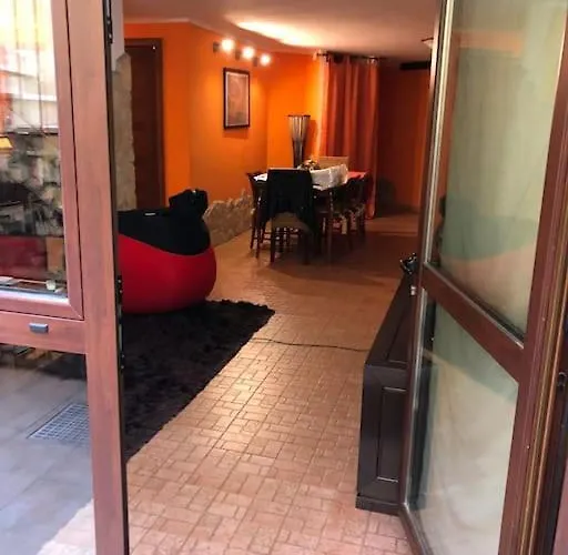 In Villa, 3 Minutes Walk, 3 Minuti A Piedi *