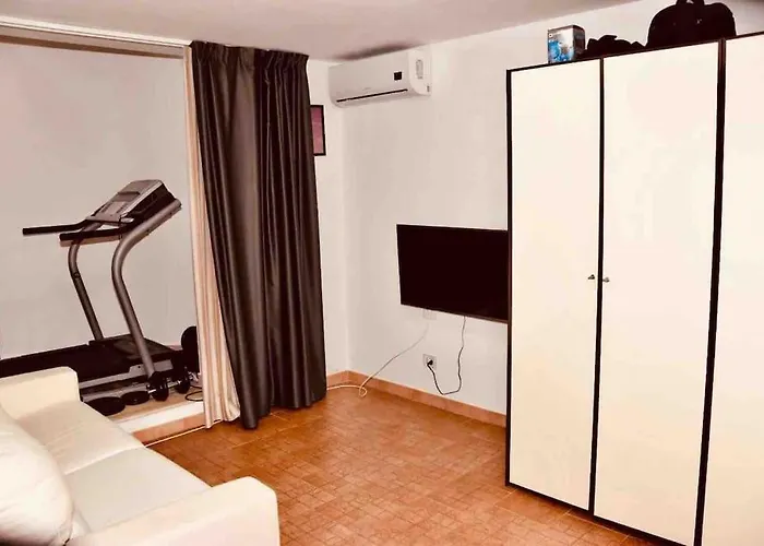 In Villa, 3 Minutes Walk, 3 Minuti A Piedi Apartamento *
