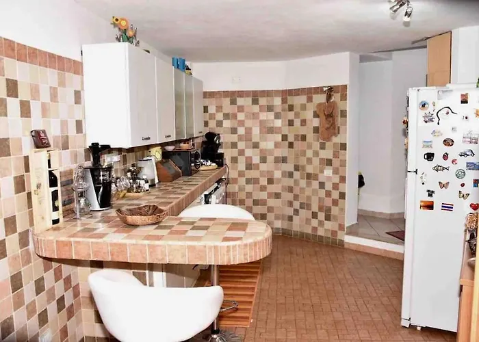 In Villa, 3 Minutes Walk, 3 Minuti A Piedi Apartamento Su Forti