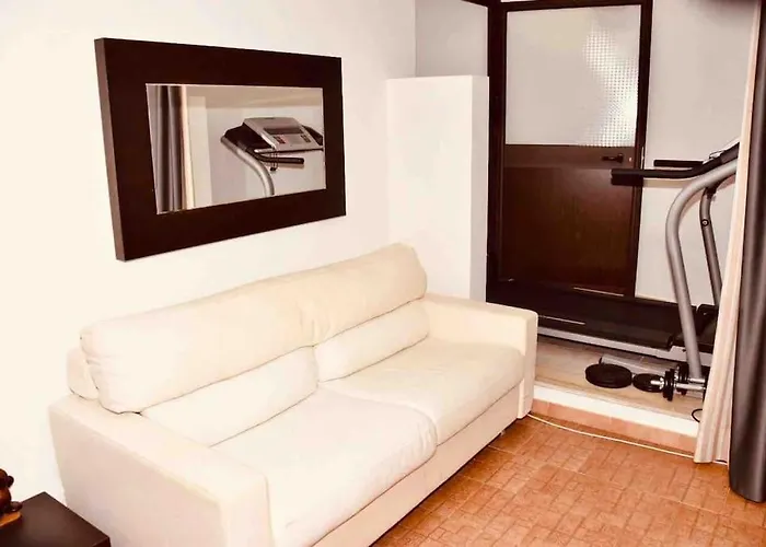 In Villa, 3 Minutes Walk, 3 Minuti A Piedi Apartamento